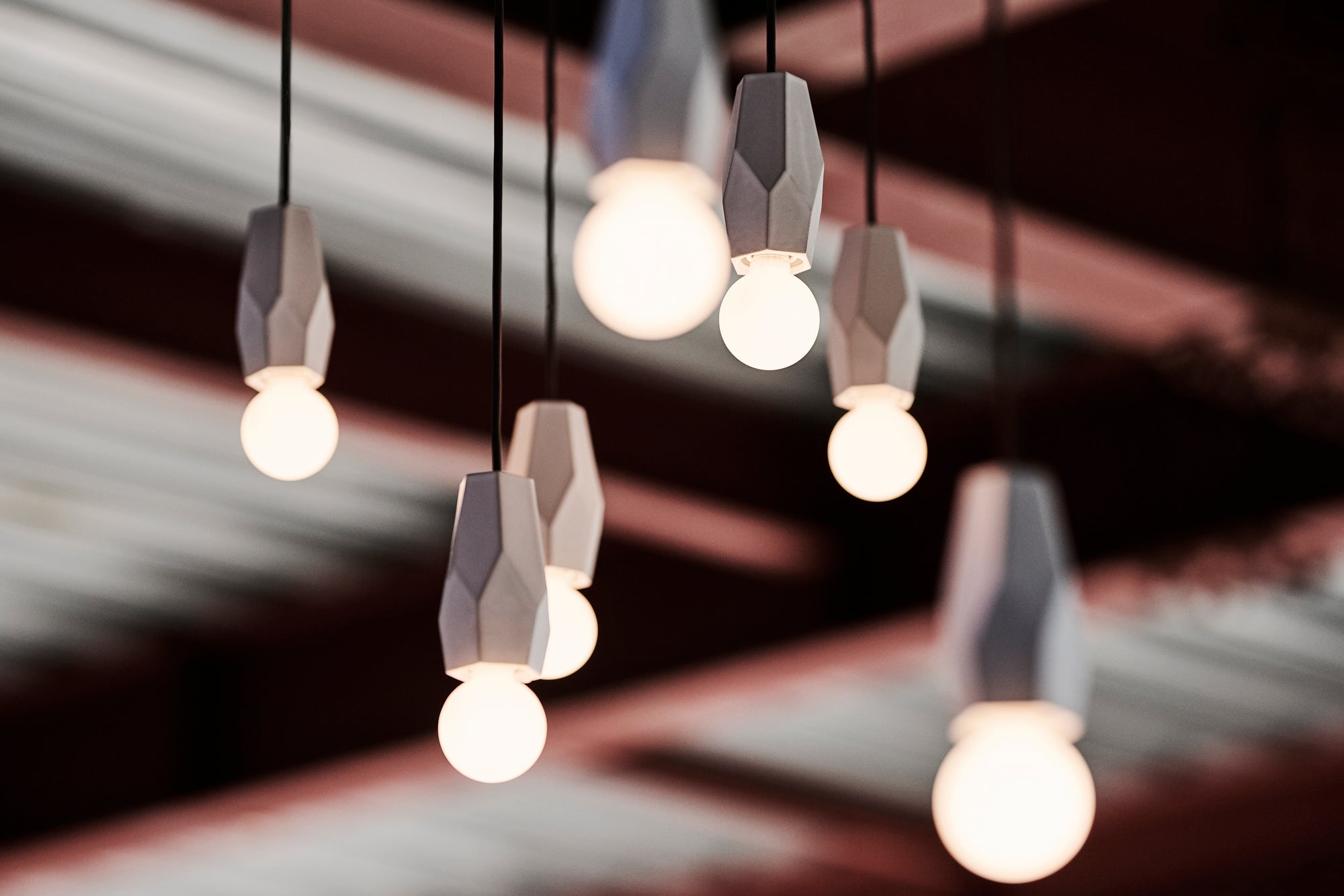 NEW LIGHT POTTERY ペンダントライト Robinはアルミを鋳造したシェードのペンダントライトです。 角の